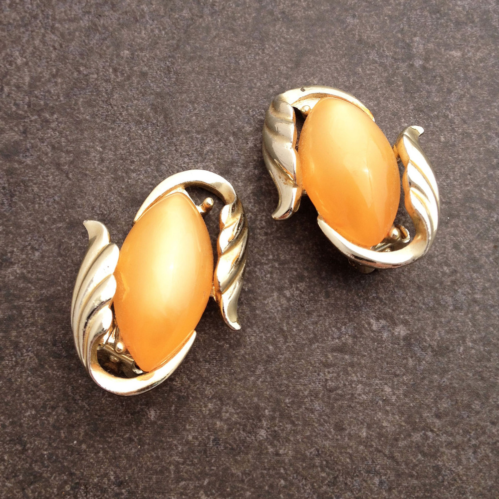 Vintage Peach Thermoset Fashion Earrings
